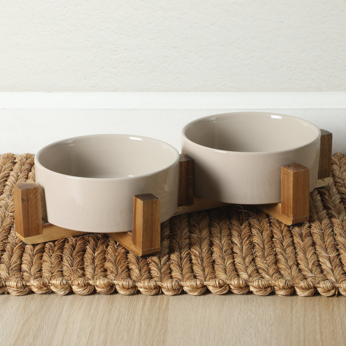 Gibson Home Zoomie Bites Ceramic Dog and Cat Bowl with Acacia Wood Stand Non-Slip Matte Glaze Weighted Food Water Set for Cats & Small/Medium Sized Dogs, 5.5" Bowls