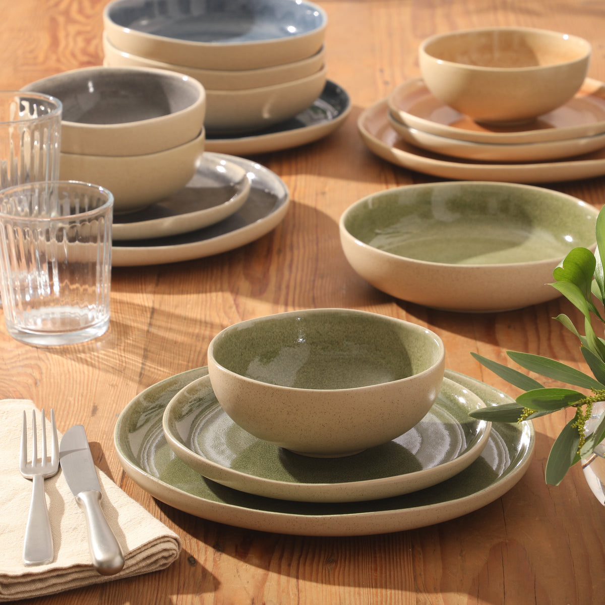 Gibson Elite Manila Bay 16-Piece Stoneware Dinnerware Set, Service for 4, Reactive Glaze Modern Artisan Plates, Bowls & Mugs, Assorted Colors, Round Design