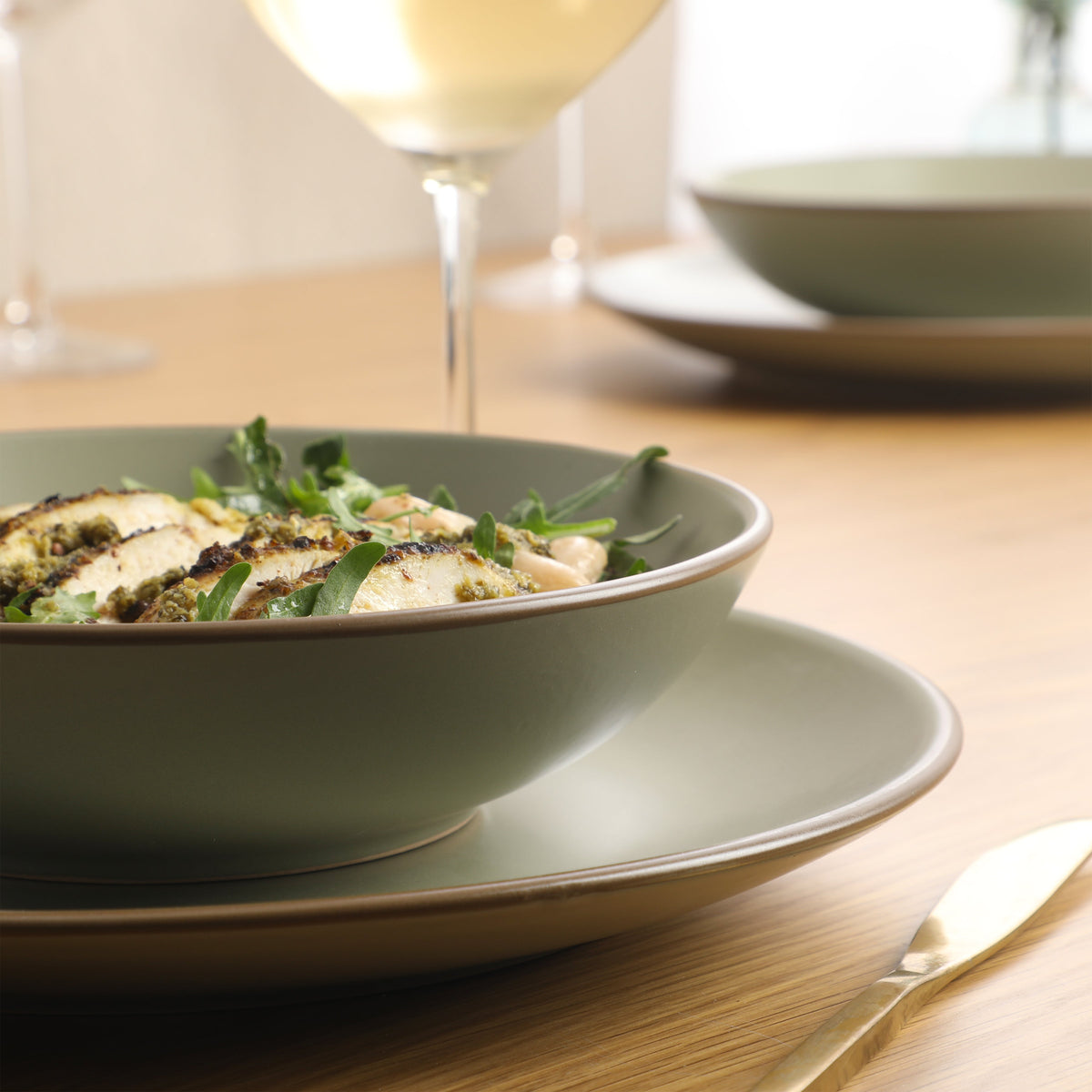 Gibson Home Chiswick House 16-Piece Stoneware Dinnerware Set, Round Plates and Bowls Set for 4, White with Wax Relief Embossed Rim Detail, Dishwasher Safe – Dinner Plate, Salad Plate & Cereal Bowl